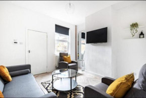 Cosy Mid Terrace Home